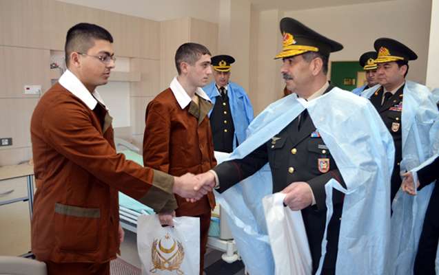 Zakir Həsənov hospitalda əsgərlərə baş çəkdi - Fotolar